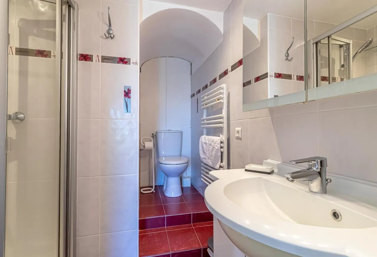 Le Mas D'Angeline, Vue Mer, Jardin Commun, Parking, Voiture Requise, 10 Min En Voiture De Monaco, Route Etroite, Pente Raide, Croisement Limite, Sea View, Shared Garden, Parking, Car Required, 10 Min Drive From Monaco, Narrow Steep Road, Limited Pass Beausoleil 0*,
