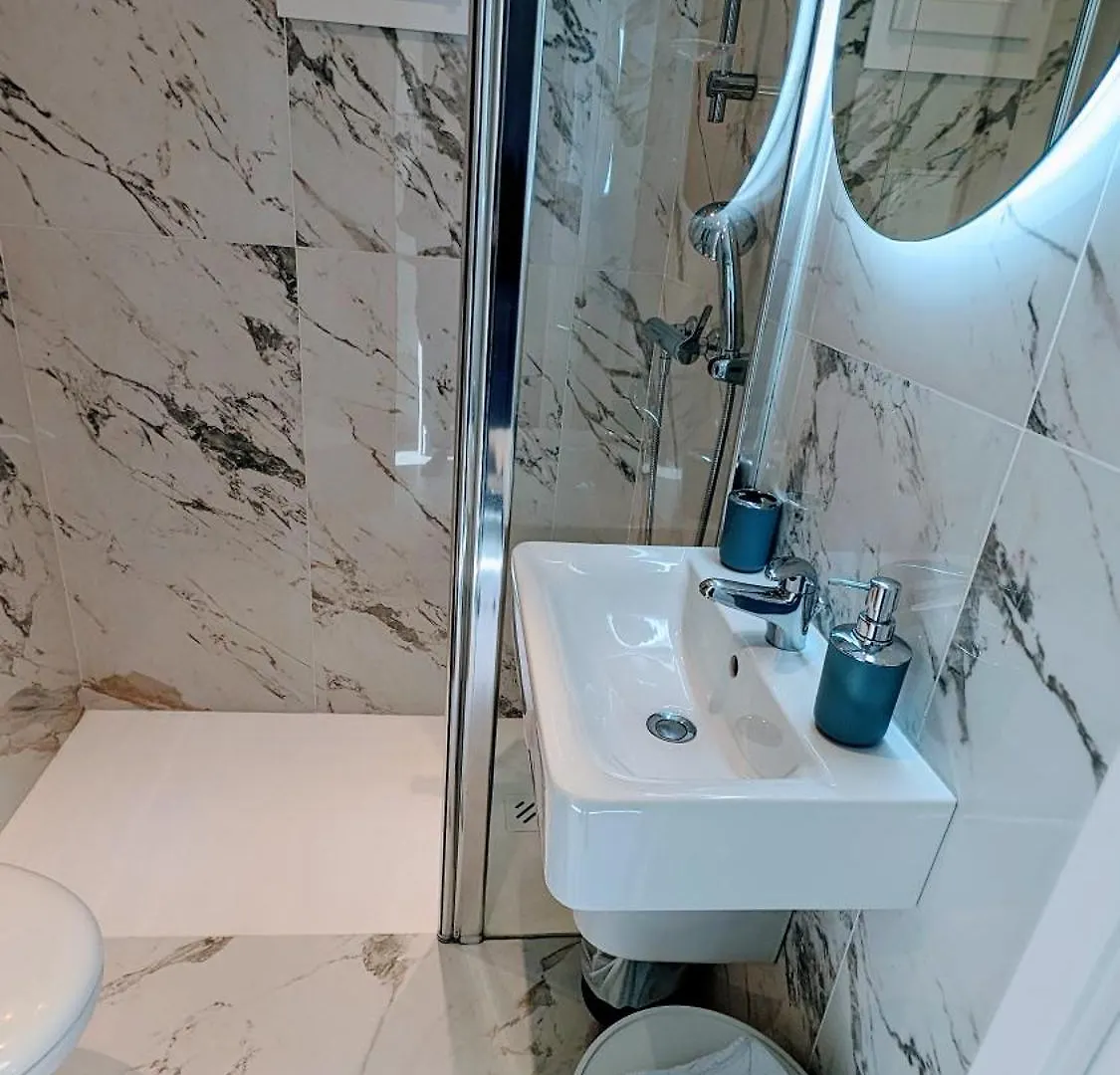 Le Mas D'Angeline, Vue Mer, Jardin Commun, Parking, Voiture Requise, 10 Min En Voiture De Monaco, Route Etroite, Pente Raide, Croisement Limite, Sea View, Shared Garden, Parking, Car Required, 10 Min Drive From Monaco, Narrow Steep Road, Limited Pass Beausoleil