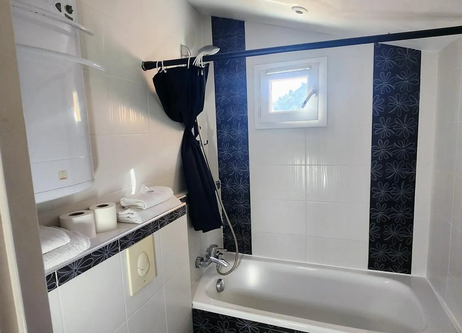 Le Mas D'Angeline, Vue Mer, Jardin Commun, Parking, Voiture Requise, 10 Min En Voiture De Monaco, Route Etroite, Pente Raide, Croisement Limite, Sea View, Shared Garden, Parking, Car Required, 10 Min Drive From Monaco, Narrow Steep Road, Limited Pass Beausoleil
